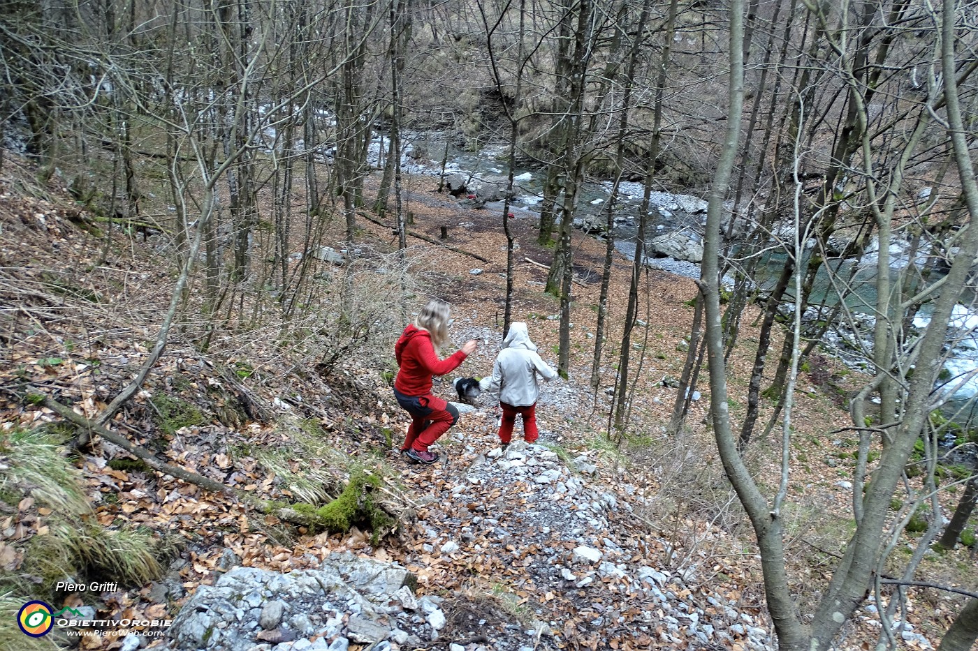 92 Bagnati dalla pioggia delle cascate, ora comincia a piovere dal cielo con temporale !.JPG